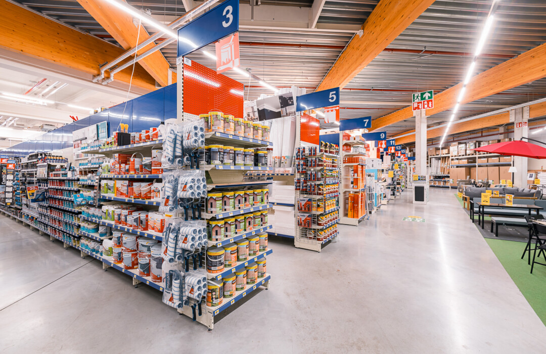 Hubo DIY store interior with Pitch shelving displaying paint, tools and hardware products across multiple aisles