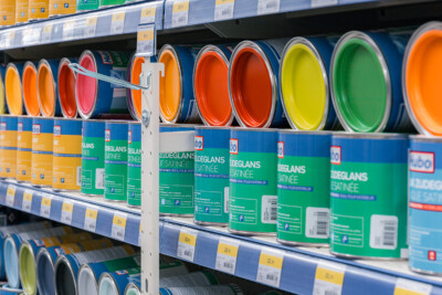 Pitch 25 shelving display with paint cans in various colors at Hubo DIY retail store