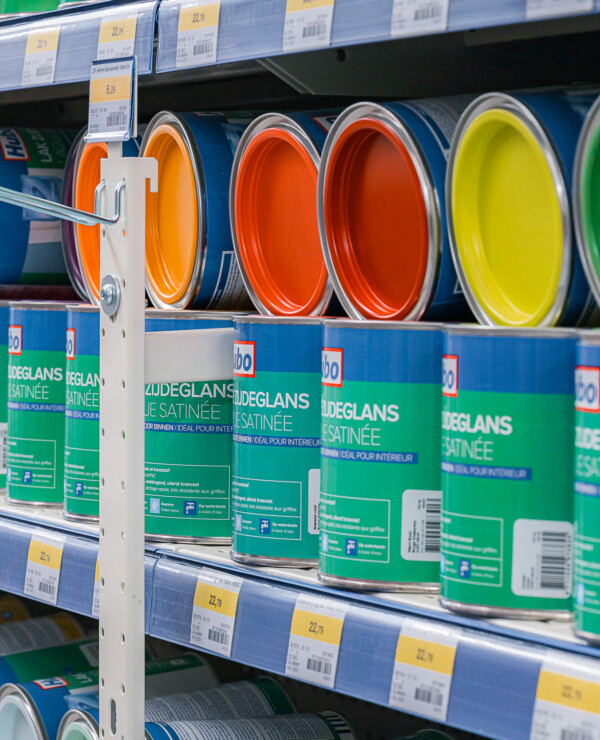 Pitch 25 shelving display with paint cans in various colors at Hubo DIY retail store