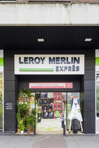Leroy Merlin Exprés DIY store entrance with Pitch shelving display and product signage