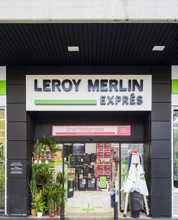 Leroy Merlin Exprés DIY store entrance with Pitch shelving display and product signage