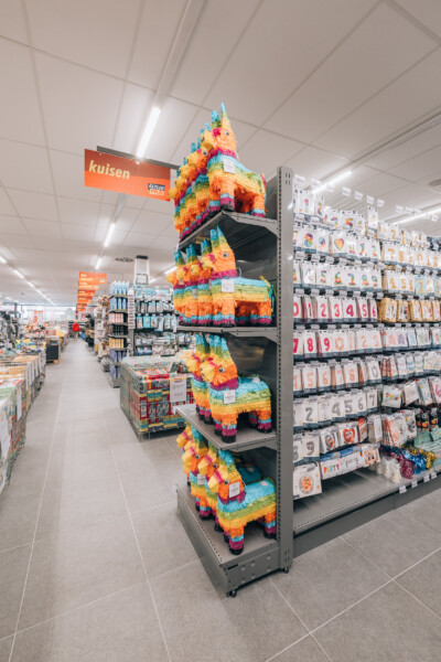 Pitch 25 shelving display with colorful piñatas in toy section, Yess Waregem supermarket