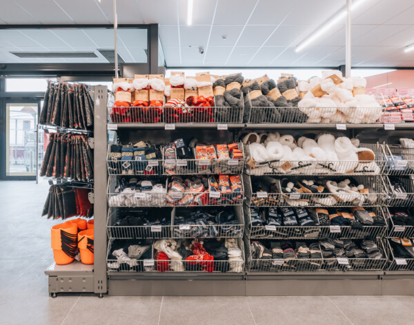 Pitch 25 shelving system displaying bakery and fresh produce in supermarket with orange branding signage