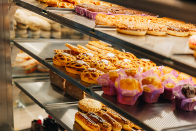 Pitch 25 shelving displaying pastries and baked goods in bakery retail section