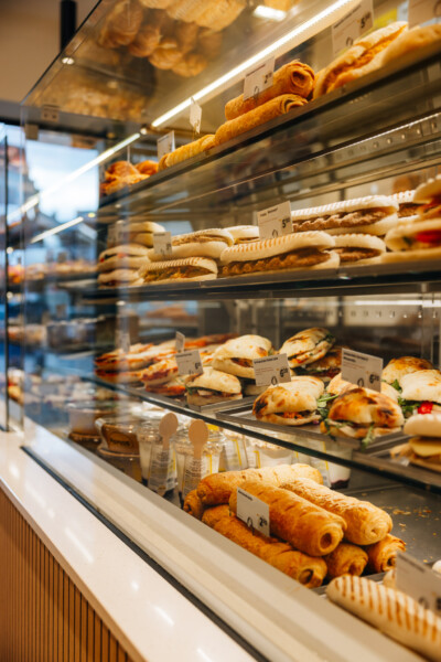 Pitch 25 shelving displaying fresh bakery products including baguettes, rolls and pastries in a supermarket setting