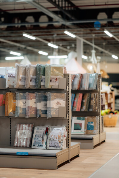 Pitch 25 shelving display with packaged home textiles in retail showroom