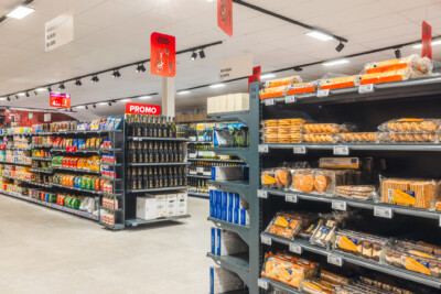 Carrefour Market bakery and grocery section with Pitch 25 shelving displaying bread, pastries, and packaged foods