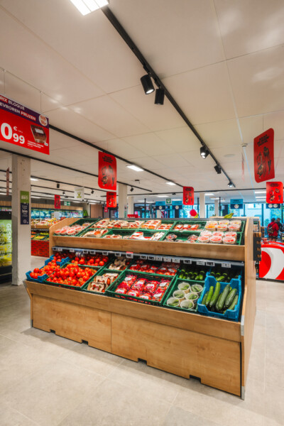 Carrefour Market produce display with Pitch 25 shelving showing tomatoes, peppers, cucumbers and packaged vegetables