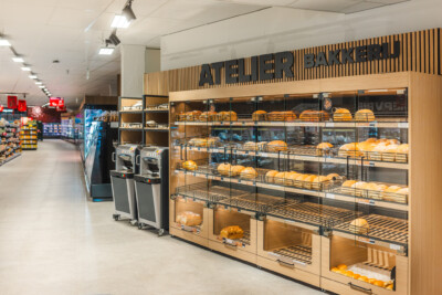 Artisan bakery display with Pitch shelving showcasing fresh bread and pastries in Carrefour Market Brugge