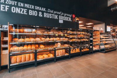 Pitch 25 shelving display filled with fresh bread and baked goods in Delhaize supermarket