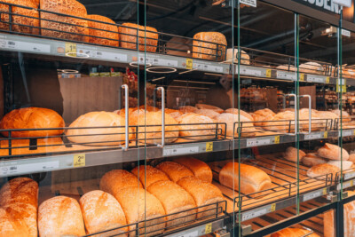 Pitch 25 shelving display with fresh bread and baked goods in Delhaize supermarket
