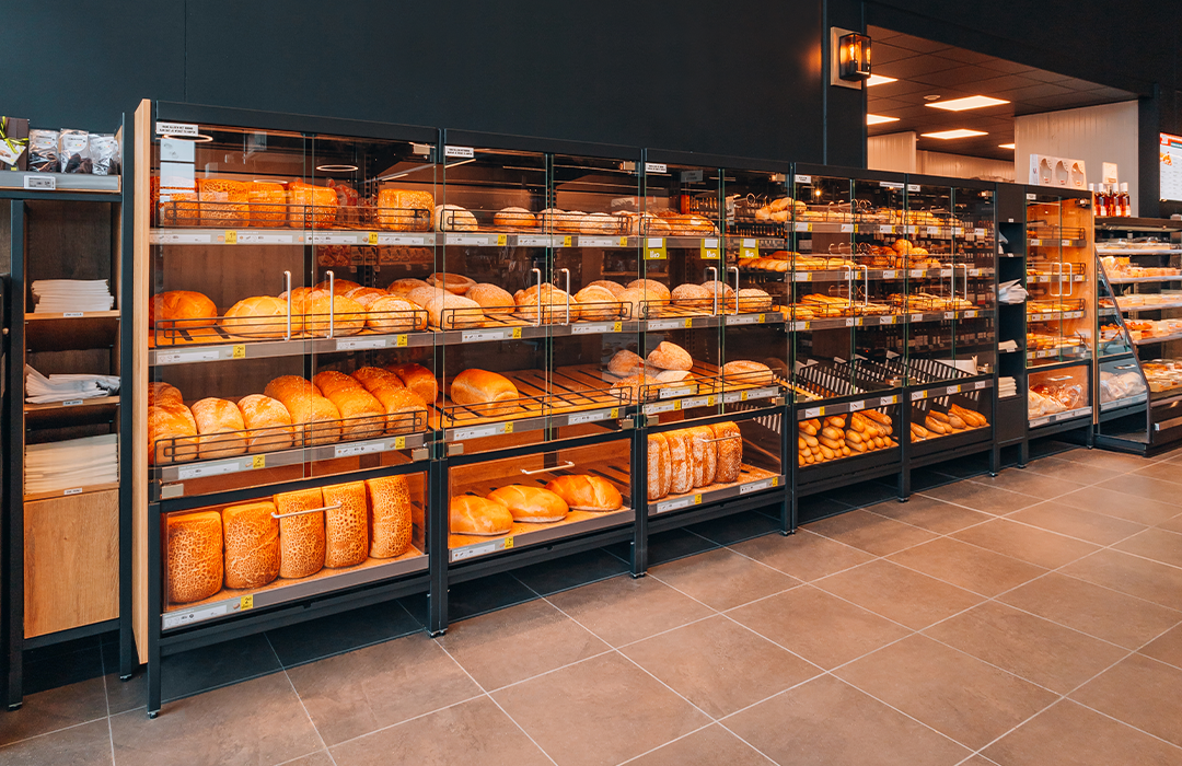 Pitch 25 shelving displaying fresh bread and baked goods in a bakery retail setting with warm lighting