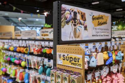 Pet supplies display with Pitch 25 shelving, digital signage, and colorful toy products in specialty retail environment